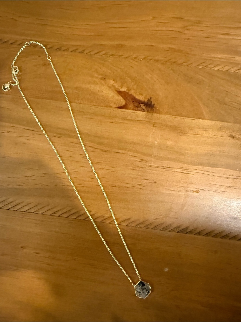 Delicate Gold Pendant Necklace with Faceted Stone